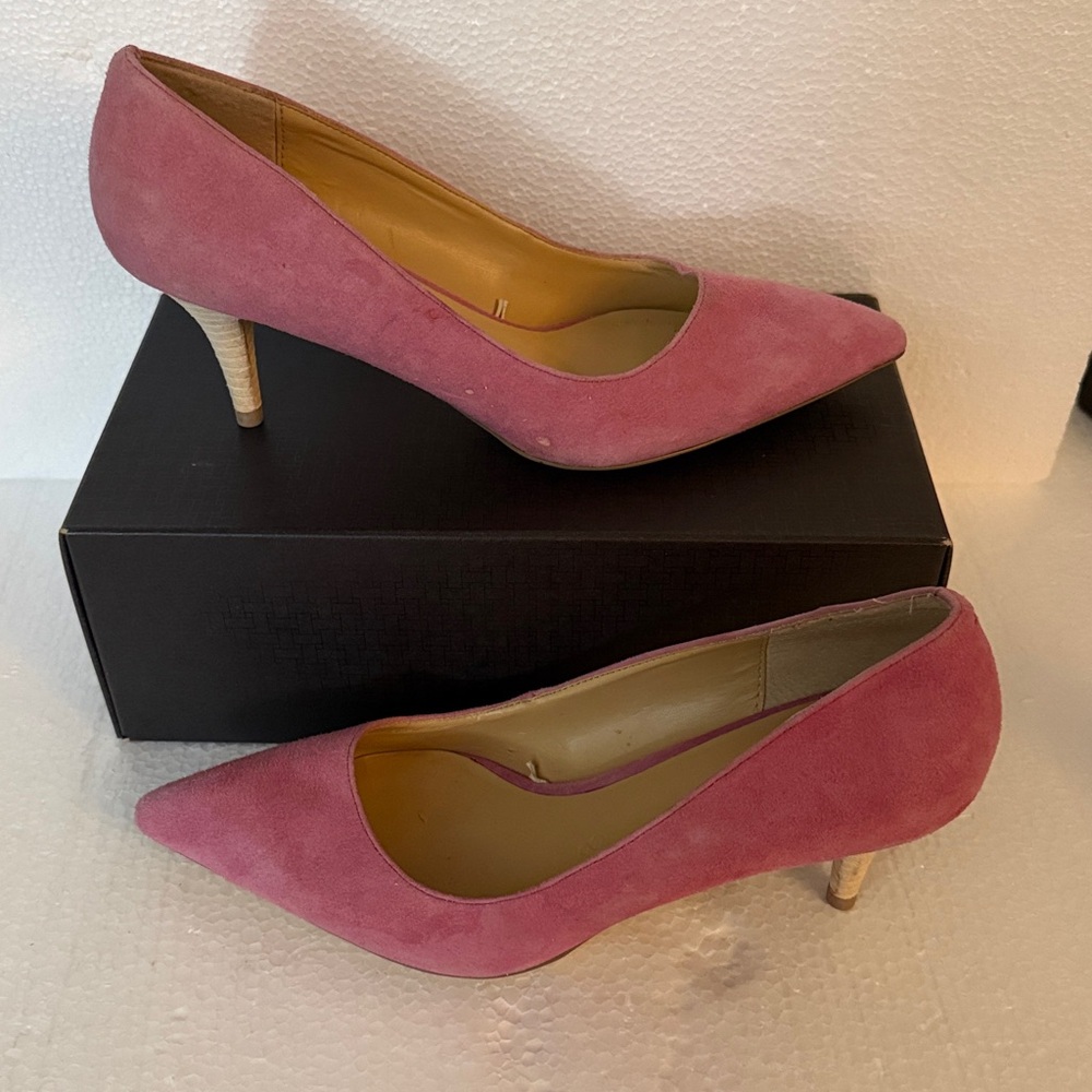 Joe fresh pink suede pumps 2” stack heel
Never used on streets of NY + Dustbag